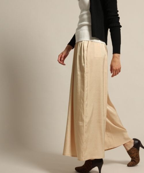 BLISS POINT（ブリスポイント）の「クラッシュサテンGスカンツ（パンツ・ナチュラル/ブラック/ライトベージュ/レオパード）」の4枚目の写真