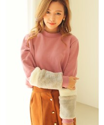 KORMARCH | 袖のファーとそのカラーリングが ポイントになったトップスです。(Tシャツ/カットソー)