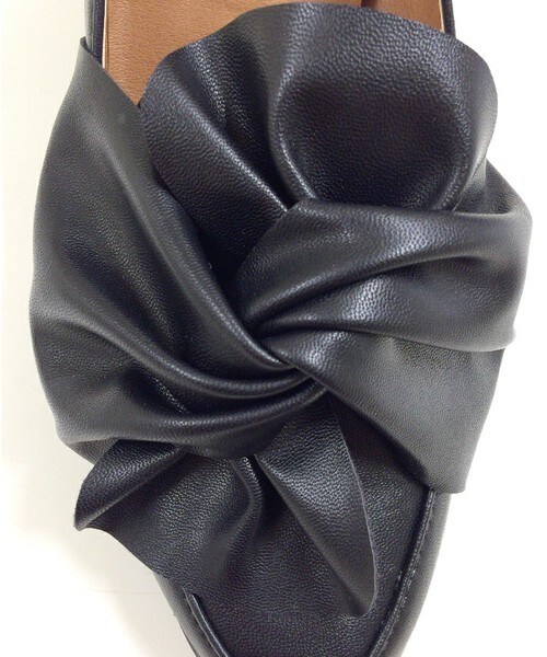 archives（アルシーヴ）の「【予約】結びリボンローファー（パンプス・レディース・オフホワイト/ブラック・MEDIUM/LARGE）」の7枚目の写真