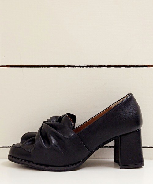 archives（アルシーヴ）の「【予約】結びリボンローファー（パンプス・レディース・オフホワイト/ブラック・MEDIUM/LARGE）」の3枚目の写真