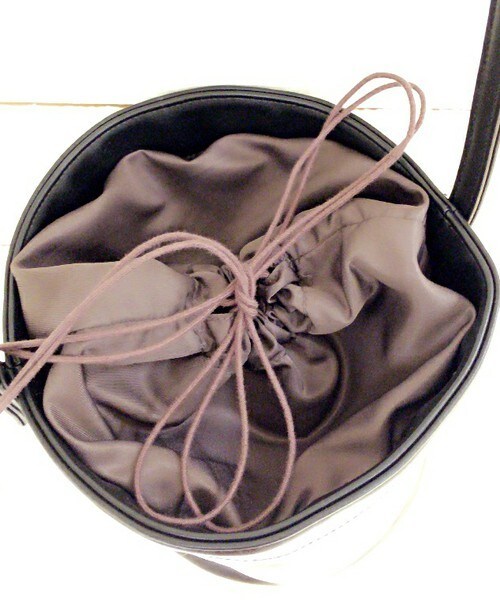 archives（アルシーヴ）の「【予約】巾着型バケツショルダー（ショルダーバッグ・レディース・アイボリー/ブラック/レッド・MEDIUM）」の4枚目の写真