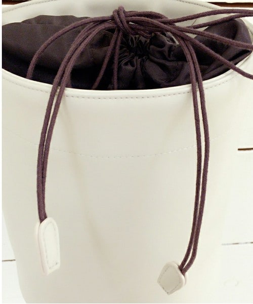 archives（アルシーヴ）の「【予約】巾着型バケツショルダー（ショルダーバッグ・レディース・アイボリー/ブラック/レッド・MEDIUM）」の5枚目の写真