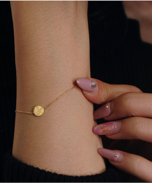 pinacoteca(ピナコテーカ)の「ピナコテーカ 674 スタンプ イニシャル ナンバー 数字 ブレスレット(ブレスレット・レディース・ゴールド・16.5cm)」の4枚目の写真