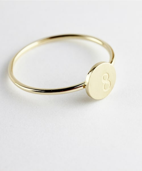 pinacoteca(ピナコテーカ)の「ピナコテーカ 677 スタンプ イニシャル ナンバー 数字 リング ピンキーリング(リング・レディース・ゴールド・マイナス5号〜13号)」の2枚目の写真
