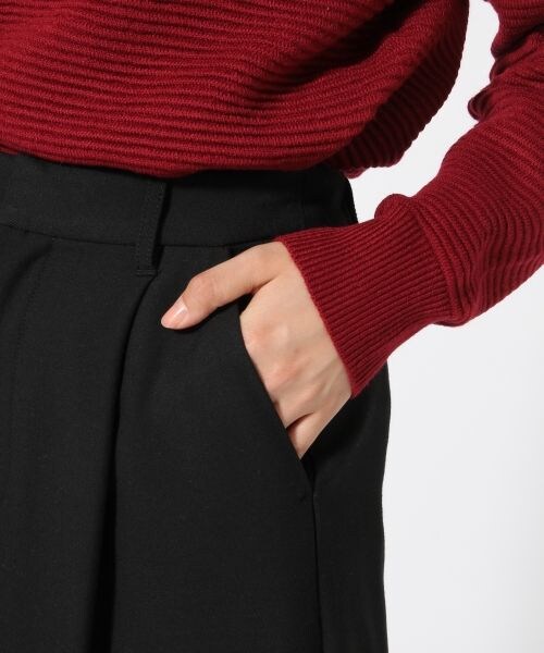 LOWRYS FARM（ローリーズファーム）の「ＴＲ／ＰＵ／Ａワイドクロップド（パンツ・ブラック/レッド/グリーン）」の8枚目の写真