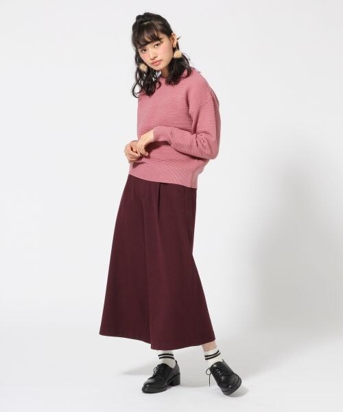 LOWRYS FARM（ローリーズファーム）の「ＴＲ／ＰＵ／Ａワイドクロップド（パンツ・ブラック/レッド/グリーン）」の4枚目の写真