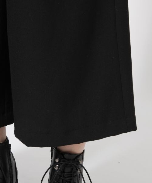 LOWRYS FARM（ローリーズファーム）の「ＴＲ／ＰＵ／Ａワイドクロップド（パンツ・ブラック/レッド/グリーン）」の9枚目の写真