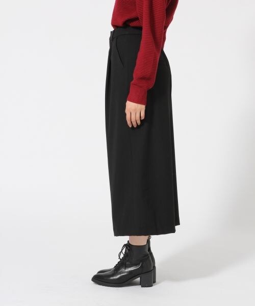 LOWRYS FARM（ローリーズファーム）の「ＴＲ／ＰＵ／Ａワイドクロップド（パンツ・ブラック/レッド/グリーン）」の5枚目の写真