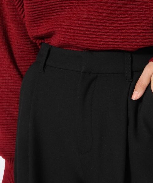 LOWRYS FARM（ローリーズファーム）の「ＴＲ／ＰＵ／Ａワイドクロップド（パンツ・ブラック/レッド/グリーン）」の7枚目の写真