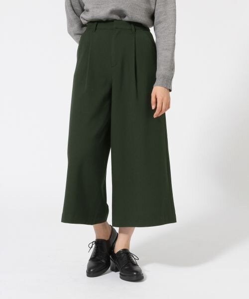 LOWRYS FARM（ローリーズファーム）の「ＴＲ／ＰＵ／Ａワイドクロップド（パンツ・ブラック/レッド/グリーン）」の2枚目の写真