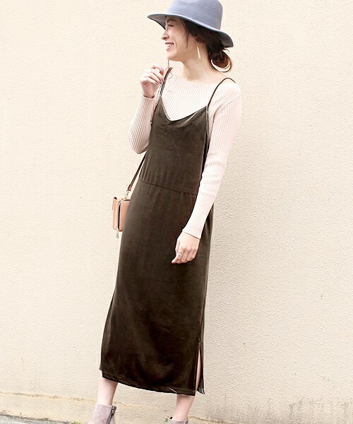 Bou Jeloud（ブージュルード）の「ベロアキャミソールワンピース（ワンピース・レディース・ダークグレー/カーキ・FREE）」の2枚目の写真