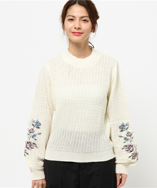 archives（アルシーヴ）の「袖花柄刺繍ニットプルオーバー（ニット