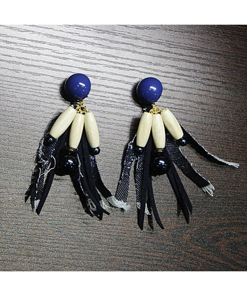 CHOUCHOU（チュチュ）の「ウッドビーズとクラッシュデニムフリンジピアス/イヤリング（ピアス（両耳用）・レディース・ブルー・Free）」の2枚目の写真