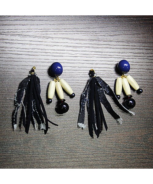 CHOUCHOU（チュチュ）の「ウッドビーズとクラッシュデニムフリンジピアス/イヤリング（ピアス（両耳用）・レディース・ブルー・Free）」の3枚目の写真