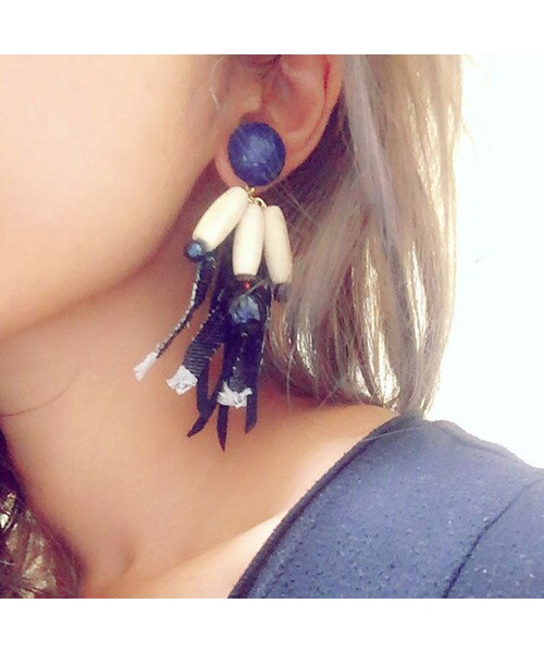 CHOUCHOU（チュチュ）の「ウッドビーズとクラッシュデニムフリンジピアス/イヤリング（ピアス（両耳用）・レディース・ブルー・Free）」の4枚目の写真