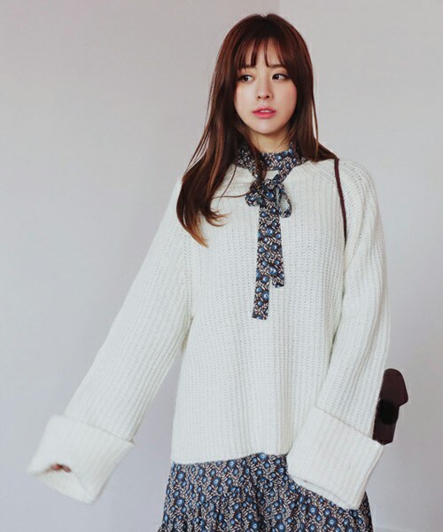 DHOLIC（ディーホリック）の「ロールアップワイドスリーブニットプルオーバー（ニット/セーター・レディース・ディープブルー/アイボリー/ブラウン/ベージュ・FREE）」の2枚目の写真