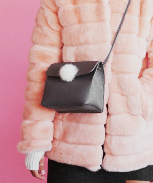 DHOLIC（ディーホリック）の「ファーポンポンショルダーバッグ（ショルダーバッグ・レディース・キャメル/グレー/ブラック/ワイン・FREE）」の3枚目の写真