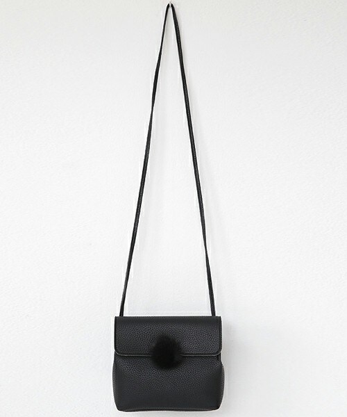 DHOLIC（ディーホリック）の「ファーポンポンショルダーバッグ（ショルダーバッグ・レディース・キャメル/グレー/ブラック/ワイン・FREE）」の2枚目の写真