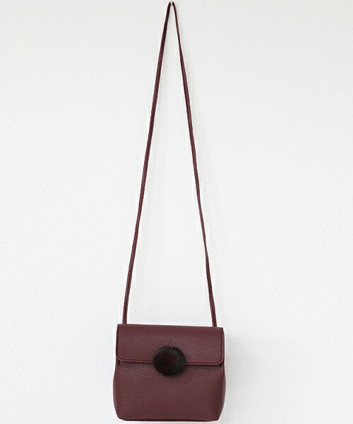 DHOLIC（ディーホリック）の「ファーポンポンショルダーバッグ（ショルダーバッグ・レディース・キャメル/グレー/ブラック/ワイン・FREE）」の4枚目の写真