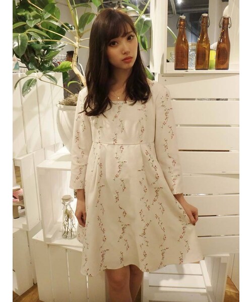 dazzlin（ダズリン）の「【sw】フラワーライン刺繍スクエアネックワンピース（ワンピース/ドレス・レディース・オフホワイト/ブラック/ベージュ・S/M）」の10枚目の写真