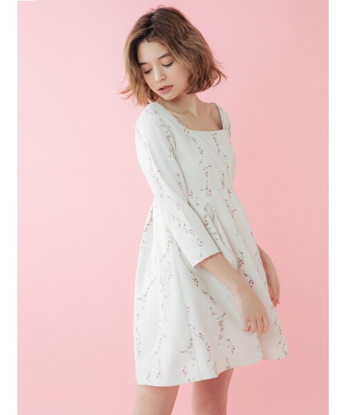 dazzlin（ダズリン）の「【sw】フラワーライン刺繍スクエアネックワンピース（ワンピース/ドレス・レディース・オフホワイト/ブラック/ベージュ・S/M）」の7枚目の写真