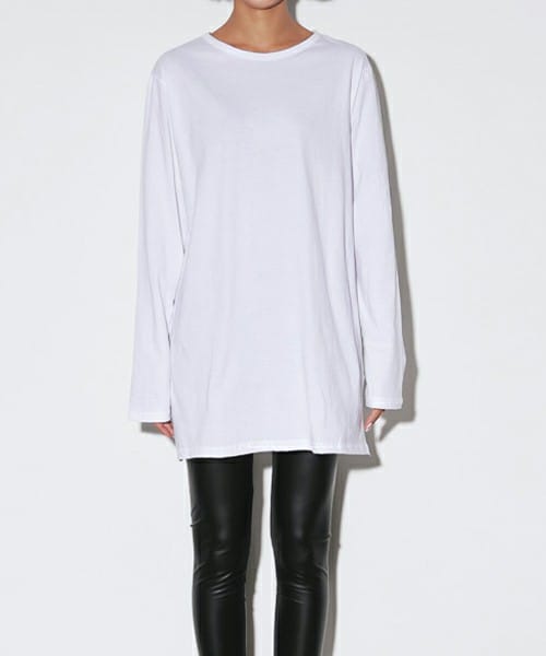 DHOLIC（ディーホリック）の「2TYPEオーバーサイズサイドスリットTシャツ（Tシャツ/カットソー・レディース・アイボリー/ホワイト/ブラックB/ブラックA・FREE）」の2枚目の写真