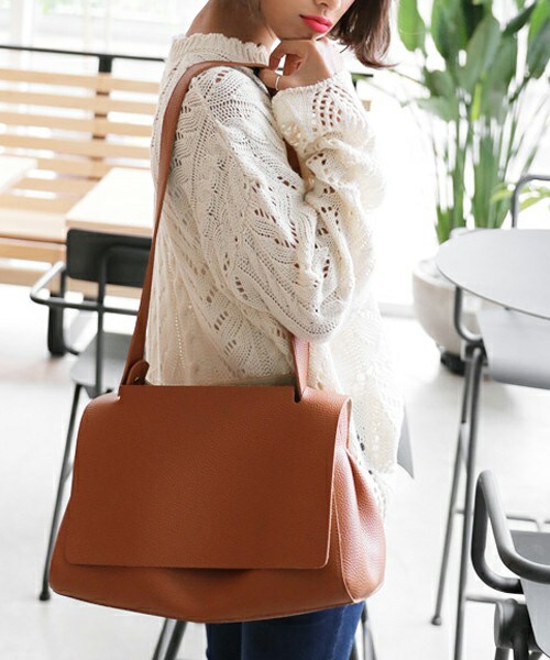 DHOLIC(ディーホリック)の「スクエアフラップショルダーバッグ(ショルダーバッグ・レディース・キャメル/ブラック/ネイビー/グレー・FREE)」の1枚目の写真