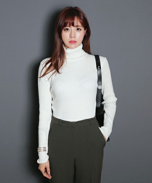 DHOLIC（ディーホリック）の「タートルネックスリムフィットリブニットTシャツ（Tシャツ/カットソー・レディース・ブラック/アイボリー/ピンク/ワイン・FREE）」の2枚目の写真