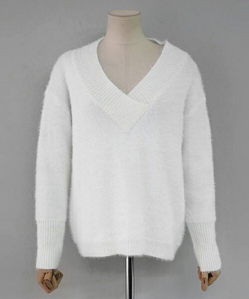 DHOLIC（ディーホリック）の「フェイクファーVネックニットプルオーバー（ニット/セーター・レディース・ライトレッド/アイボリー/ブラック/グレー/ベージュ・FREE）」の2枚目の写真