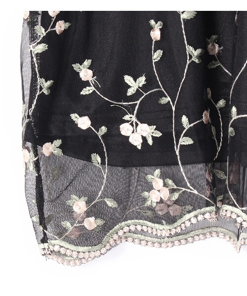 mysty woman（ミスティウーマン）の「刺繍チュールプチハイネックブラウス（トップス・レディース・オフホワイト/ブラック）」の6枚目の写真