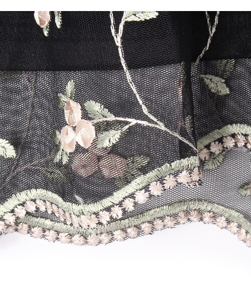 mysty woman（ミスティウーマン）の「刺繍チュールプチハイネックブラウス（トップス・レディース・オフホワイト/ブラック）」の8枚目の写真