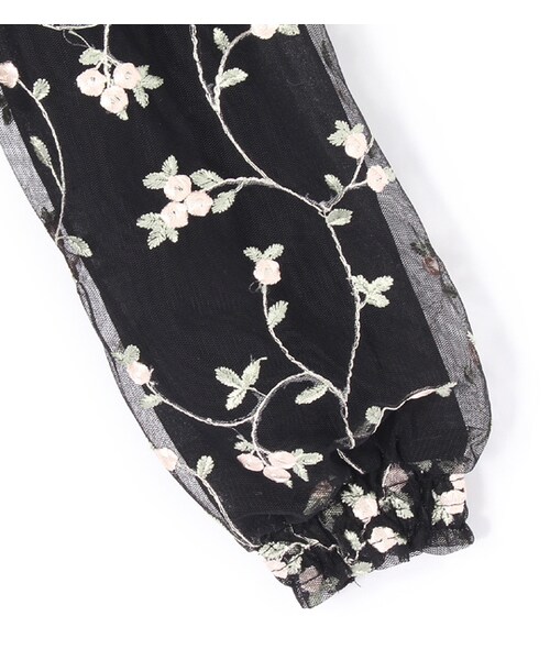 mysty woman（ミスティウーマン）の「刺繍チュールプチハイネックブラウス（トップス・レディース・オフホワイト/ブラック）」の5枚目の写真