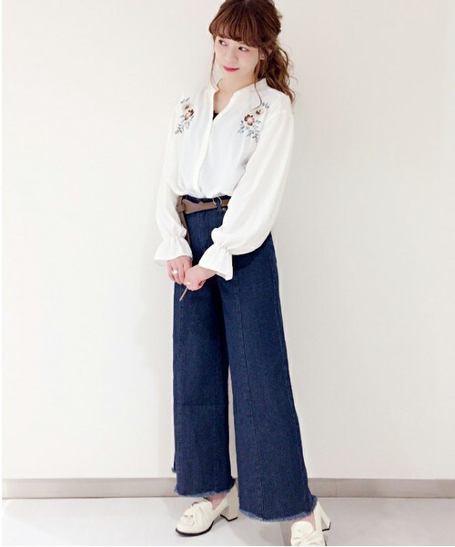archives（アルシーヴ）の「肩刺繍ギャザーブラウス（シャツ/ブラウス・レディース・オフホワイト/ブラック/ブルー・MEDIUM）」の13枚目の写真