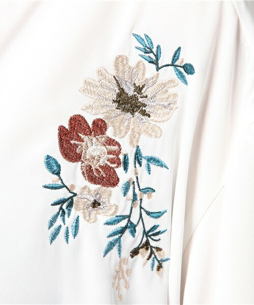 archives（アルシーヴ）の「肩刺繍ギャザーブラウス（シャツ/ブラウス・レディース・オフホワイト/ブラック/ブルー・MEDIUM）」の10枚目の写真