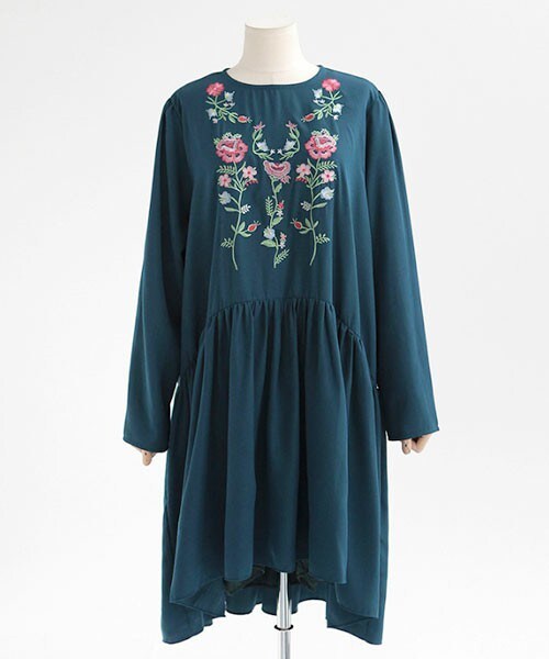 DHOLIC（ディーホリック）の「フラワー刺繍アンバランスフレアワンピース（ワンピース・レディース・ブラック/アイボリー/アクアグリーン・FREE）」の3枚目の写真