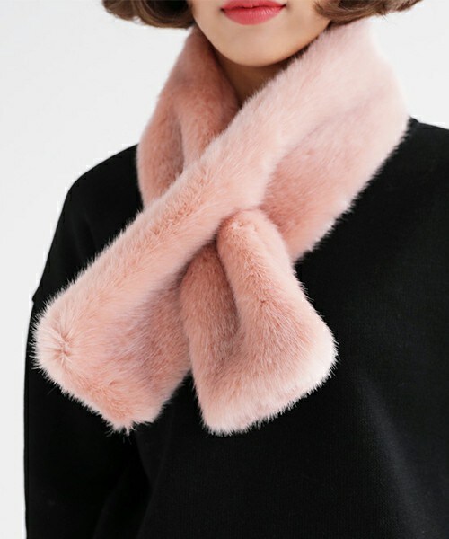 DHOLIC(ディーホリック)の「ボリュームフェイクファーマフラー(マフラー・レディース・ピンク/ブラック/グレー・ONE)」の1枚目の写真