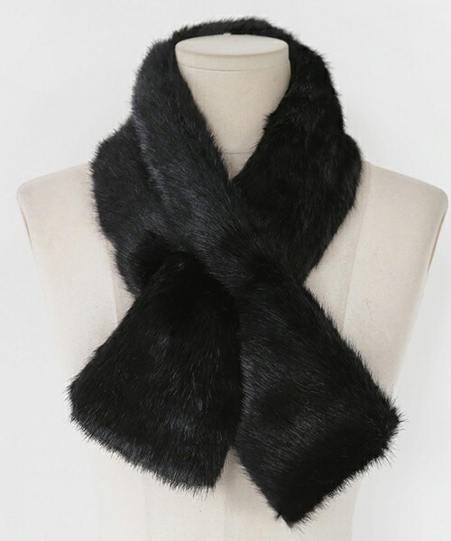 DHOLIC(ディーホリック)の「ボリュームフェイクファーマフラー(マフラー・レディース・ピンク/ブラック/グレー・ONE)」の2枚目の写真