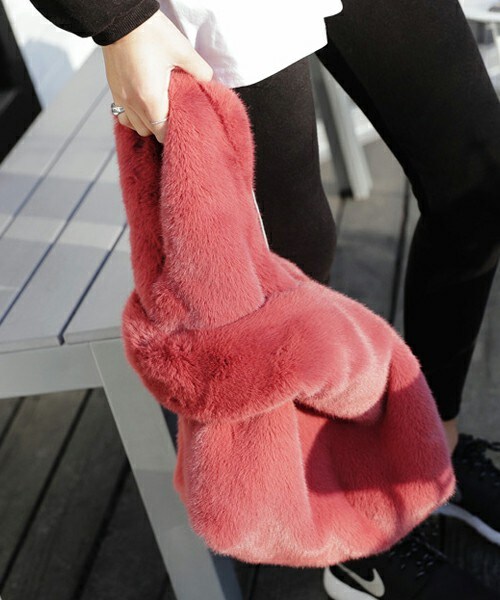 DHOLIC(ディーホリック)の「フェイクファーミニマルバッグ(トートバッグ・レディース・ピンク/ブラウン/アイボリー/グレー/ブラック・FREE)」の1枚目の写真