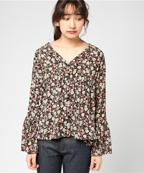 archives（アルシーヴ）の「フレア袖ギャザーVネックブラウス（シャツ/ブラウス・レディース・ブラック/ブルー/ネイビー・MEDIUM）」の4枚目の写真