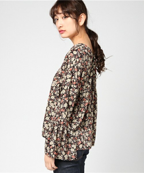 archives（アルシーヴ）の「フレア袖ギャザーVネックブラウス（シャツ/ブラウス・レディース・ブラック/ブルー/ネイビー・MEDIUM）」の5枚目の写真