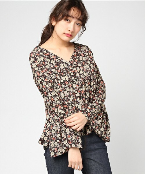 archives（アルシーヴ）の「フレア袖ギャザーVネックブラウス（シャツ/ブラウス・レディース・ブラック/ブルー/ネイビー・MEDIUM）」の2枚目の写真