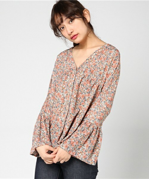 archives（アルシーヴ）の「フレア袖ギャザーVネックブラウス（シャツ/ブラウス・レディース・ブラック/ブルー/ネイビー・MEDIUM）」の3枚目の写真