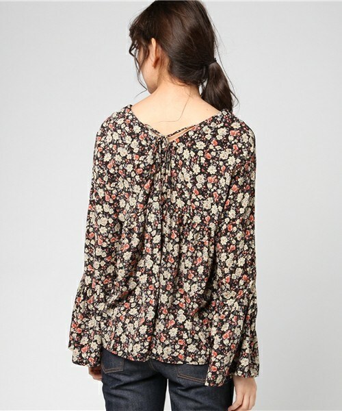 archives（アルシーヴ）の「フレア袖ギャザーVネックブラウス（シャツ/ブラウス・レディース・ブラック/ブルー/ネイビー・MEDIUM）」の6枚目の写真