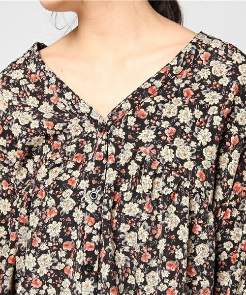 archives（アルシーヴ）の「フレア袖ギャザーVネックブラウス（シャツ/ブラウス・レディース・ブラック/ブルー/ネイビー・MEDIUM）」の7枚目の写真