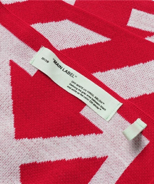 off white（オフホワイト）の「OFF WHITE 『DIAG + ARROWS』マフラー（マフラー・メンズ・ローズ・FREE）」の4枚目の写真