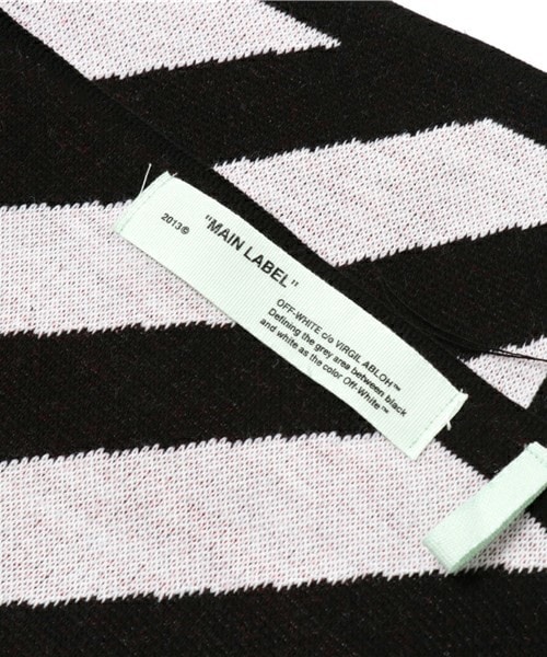 off white（オフホワイト）の「OFF WHITE 『DIAG + ARROWS』マフラー（マフラー・メンズ・ブラック・FREE）」の4枚目の写真