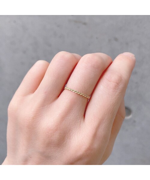 pinacoteca（ピナコテーカ）の「ピナコテーカ 320 ブレード 三編み リング ピンキーリング（リング・レディース・ゴールド・5.5号〜13号）」の3枚目の写真