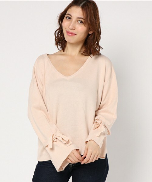 archives（アルシーヴ）の「袖リボンVネックプルオーバー（ニット/セーター・レディース・アイボリー/グレー/ネイビー/ピンクベージュ・MEDIUM）」の2枚目の写真