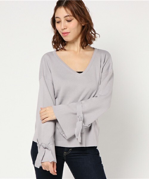 archives（アルシーヴ）の「袖リボンVネックプルオーバー（ニット/セーター・レディース・アイボリー/グレー/ネイビー/ピンクベージュ・MEDIUM）」の3枚目の写真