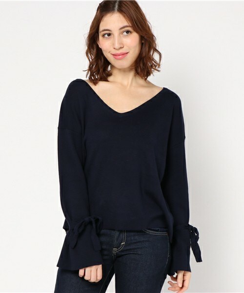 archives（アルシーヴ）の「袖リボンVネックプルオーバー（ニット/セーター・レディース・アイボリー/グレー/ネイビー/ピンクベージュ・MEDIUM）」の4枚目の写真